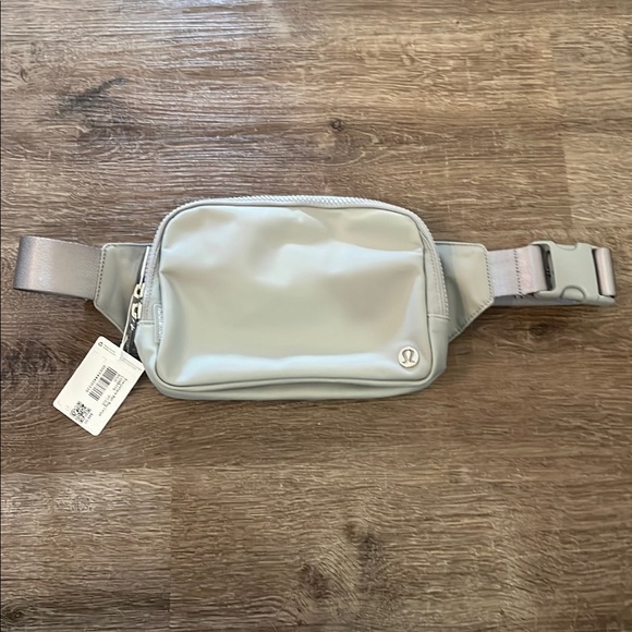 lululemon athletica Handbags - Lululemon Silver Drop Everywhere Belt Bag Large NWT